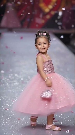 🌸 “¡La mini modelo más adorable!”