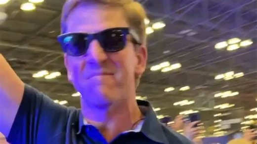 认识\"正统部落酋长\"曼宁和\"美国恶梦\"布雷迪吗？