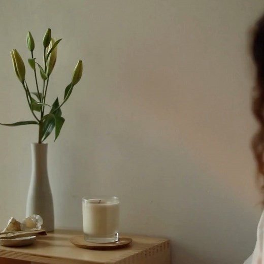 Individuele Retraite combineren mét Insight Focused Neuro Therapie (IFnT)? Soms is er maar iets kleins nodig om weer verder te kunnen. Een moment van rust. Een plek waar je even niets hoeft. Waar stilte mag spreken — en jij mag luisteren. Tijdens deze individuele retraite krijg je de ruimte om helemaal tot jezelf te komen. Geen volle agenda, geen verwachtingen. Alleen tijd, natuur, stilte en aandacht. Je bepaalt je eigen ritme — slapen, wandelen, schrijven, stil zijn, of gewoon wat uitrusten. En