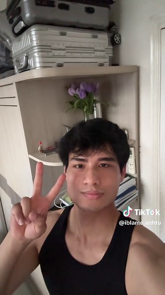 POV: People with Asymmetrical Faces Using Back Camera