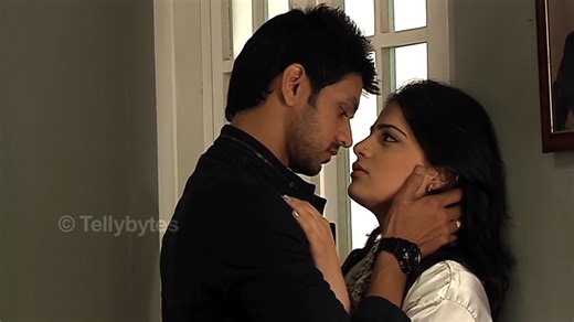 Fall in love once again with Ranveer and Ishani’s magical chemistry ❤️ in this romantic scene from Meri Ashiqui Tumse Hi! Watch how Ranveer teases Ishani in this unforgettable moment that made every fan’s heart melt. 👉 Don’t forget to like, share & follow Telly Bytes - Tele News India for more romantic scenes, TV updates, and behind-the-scenes moments from your favorite shows. . . . #meriashiquitumsehi #ranveerishani #romanticscenes #IndianTVShows #tellybytes #telenewsindia #lovescene #shaktiar