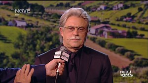 58K views · 1K reactions | Dall'Inghilterra alla Germania, tutti vogliono #CrozzaRazzi! 藍 Rivedete il Senatore su Dplay Italia.  https://goo.gl/RJv5FY | Fratelli di Crozza | Facebook