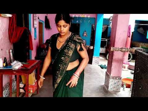 Bakaiti Bhari Bhari pure ghar ka jhadu Lagane ke bad Ghar Se Bahar kachra uthate Hue housewife