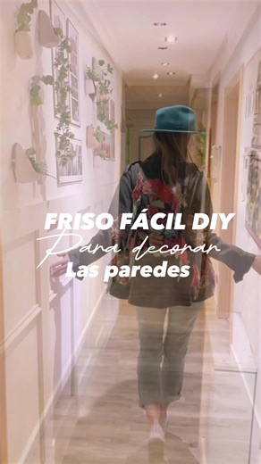 Tutorial Friso fácil Diy Haz un Friso de cuarterones en la pared súper fácil para decorar aportando personalidad a tus paredes ❤️. Hace ya varios años que hice el friso y sigue encantándome por el cambio que ha dado al pasillo! Ya que es una pared larga y estrecha y aunque estuviera decorada se veía como un poco fría y descompensada. Con el friso aportamos esa calidez que buscábamos y un toque que es decorativo por si solo, y oye, si te gusta el maximalismo en ciertas ocasiones como a mi..: es e