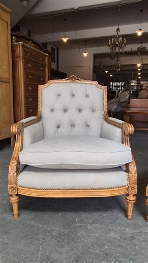 elviejogalponmueblesantiguos | Vendidos!!! 🪑 Par de sillones franceses estilo Luis XVI Distinguido par de sillones franceses estilo Luis XVI, realizados en madera... | Instagram