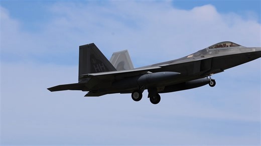 32K views · 1.2K reactions | US Air Force F22 Raptor on a straight in approach and landing Runway 30 RAAF Base Williamtown 4/10/24 after a test flight. #f22raptor #fighterworld #williamtownplanespotting #planespotting #canonr7 #canon | Williamtown Plane Spotting | Facebook