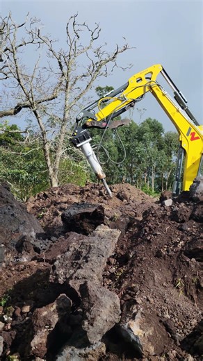 Hammer at work. #excavation #heavyequipment #landscape #landclearing #wackerneuson #hardwork #rocks