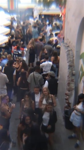 LOVE BOAT on Instagram: "LOVE BOAT. 04 OCTOBER 🌴"