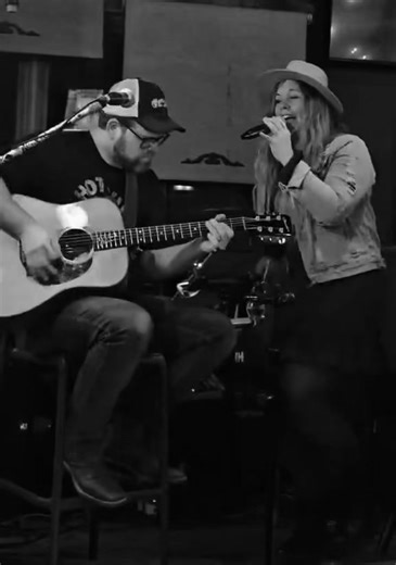 Petit mini extrait de notre soirée d’hier au Brandy Creek 🤠🎵 Belle ambiance, bonne bouffe et bonne compagnie !! Nous y serons de retour plus tard dans l’année, samedi le 4 juillet. | AlexSan duo acoustique