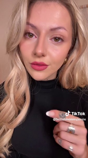 mommyjessie (@britishmommyjessie)’s video of How To Make A Fake Nose Piercing