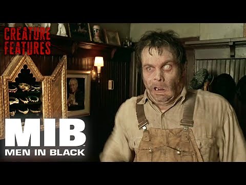 The Agents Try To Capture The Bug | Men In Black | Creature Features