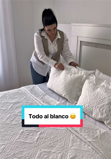 Hay camas que simplemente se ven bonitas… y luego está la Hanna en blanco 🤍 Hoy al hacer la cama he pensado: no necesita nada más. Su tejido con relieve, ese acabado delicado y el blanco puro hacen que todo se vea más limpio, más luminoso y mucho más elegante 🛏️ Es de esas colchas que encajan con todo y siempre quedan bien, tengas el estilo que tengas. Atemporal, sencilla y con ese toque especial que marca la diferencia. 💬 ¿Te gusta más total white o le añadirías algún toque de color? Te leo 