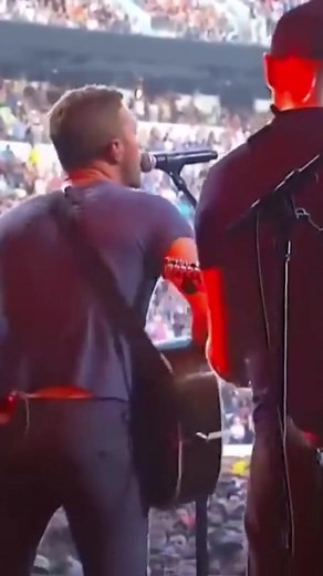 In September of 2017, Chris Martin and Jonny Buckland paid tribute to Chuck by performing his song “You Can Never Tell” at the Benefit Concert for Charlottesville. What a special cover! 🎤🎶 #ChuckBerry #ChrisMartin #JonnyBuckland #YouCanNeverTell