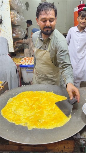Is This the World’s Biggest Fried Egg? | Peshawari Unique Style Giant Egg Fry for Anda Shami Burger