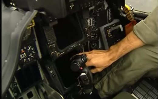 1997年拍摄的F14雄猫战斗机座舱内部细节近距离展示