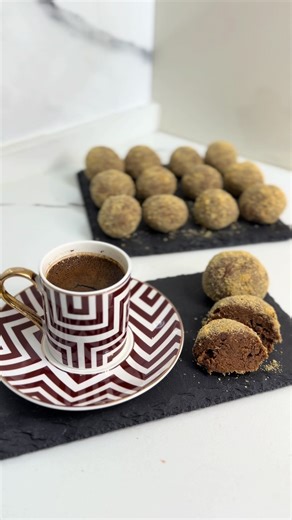 Toptha të Shijshëm me Banane Kakao dhe biskota 🍌🍫✨ 4 përbërës, 5 minuta punë dhe shije perfekte ☕🍌 📌 Përbërësit: \t•\t2 banane të pjekura \t•\t200 g biskota të bluara \t•\t2 lugë gjelle kakao \t•\t3 lugë gjelle sheqer pluhur 📌 Mënyra e përgatitjes: Në një tas shtypim bananet me pirun derisa të bëhen pure. Shtojmë kakaon dhe sheqerin pluhur, i përziejmë mirë. Më pas shtojmë biskotat e bluara dhe e përziejmë derisa të formohet një brumë i butë. Formojmë toptha të vegjël dhe i kalojmë sipas dë