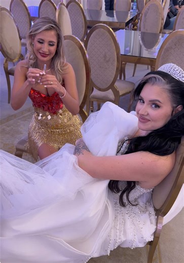 Prima injectie a lui baby2 a fost facuta de ea 🥰♥️ @Claudia Puican Am filmat acum cateva saptamani videoclipul in care am fost mireasa-Trendul Mireselor (care apropo, se lanseaza azi la 15:50 😍), si s-a nimerit a fi chiar prima zi de injectii. Ora la care trebuia sa o fac nu-mi permitea sa dau rochita jos, asa ca am avut nevoie de putin ajutor 😆 la fel ca si la sarcina cu Ema, trebuie sa fac anticoagulante in fiecare seara timp de 9 luni , pe baza diagnosticului de trombofilie, de care am afl