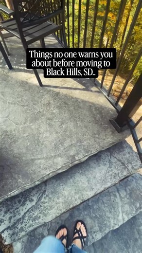 What no one tells you about South Dakota living… until you feel it for yourself. 🌲✨ Would you trade city chaos for this kind of peace? 👇 ☀️ Morning coffee tastes different when you’re surrounded by pine trees and silence. 🚗 “Traffic” means waiting for a few deer to cross. 🦌 💬 Small talk? It’s a way of life here — and you’ll actually enjoy it. 🌌 The stars? Way brighter than your phone screen. ❄️ And winter? Cold, yes. But somehow… cozy. You come for the views. You stay for the peace, the pe