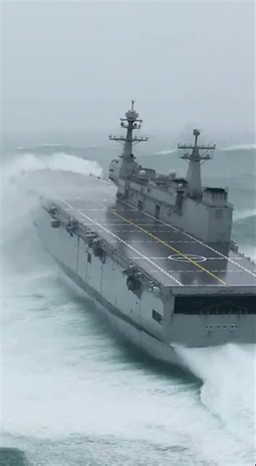 40,000-ton amphibious assault ship maintains headway 🚢