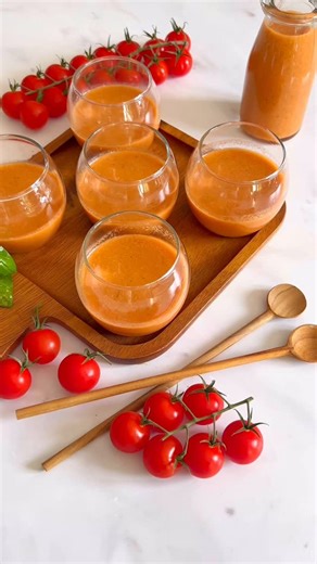 Emma Geoffroy on Instagram: "🇫🇷 Soupe froide de tomates sans cuisson 🍅 C’est mon atout fraîcheur pour ma table d’apéro dînatoire ♥️ Vite fait, bien fait, gourmand et sain ! Et surtout sans cuisson !! Ingrédients 1 kg de tomates bien mûres 3-4 tranches de pain de campagne (environ 90 g) 1 petite gousse d’ail 2 cuillères à soupe de douceur de vinaigre à la fleur de sureau 3 cuillères à soupe de vinaigre de Xérès 2 cuillères à soupe d’huile d’olive 10 feuilles de basilic Fleur de sel Poivre Déro