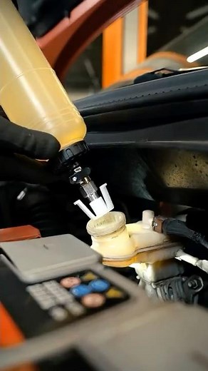 How to change the brake fluid 🧑‍🔧 #brakesystem #howto #replacement #change #brakefluid #diy #car