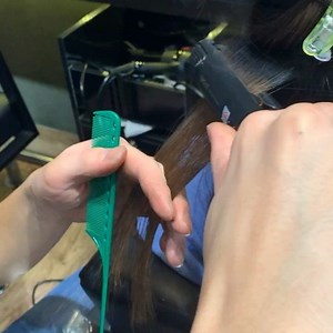 Goldwell kk kerasilk treatment(絲蛋白重組)其實係一個深層修護焗油, 可以將每根頭髮鱗狀表層重新修復同填補, 令髮質回復順直柔滑呀😆✨ ——————————————————————————— 完成後 頭髮會變得順滑,如一向髮質比較偏硬會立即變得柔軟同輕身, 髮絲會明顯變直有負離子嘅效果,光澤感大大提升🙋🏻‍♀️💯 ——————————————————————————— R Hair Salon 門市地址💈: 荃灣鱟地坊8號 卓明大廈 1樓13室 Room13,1/F Cheuk Ming Mansion 8 Hau Tei Square Tsuen Wan https://goo.gl/maps/qj4wMvCPVUs ——————————————————————————— ⚠️⚠️溫馨提示⚠️⚠️ ☝🏻 入口在OK便利店旁邊(大河道巴士站） 鐵閘密碼 R1245 入𨋢按1字 出𨋢轉右再轉右 ——————————————————————————— 門市營業時間🕚💈: 星期一至星期六11:00am-9:00pm 星期日及公眾假期11:00