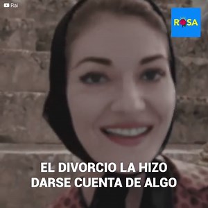 “¿Es demasiado pedir que las personas que están a mi lado me quieran?”. Maria Callas vivió la tragedia dentro y fueras de los escenarios. La diva soprano gozaba de una habilidad única y excepcional para la música... pero su talento le costó la felicidad. Sus padres la usaron para salir de la miseria, su marido la chantajeó y le robó parte de su fortuna y su amante, de quien estaba perdidamente enamorada, la maltrató y sometió a actos aberrantes… “La Divina” jamás pudo sobreponerse al dolor y par
