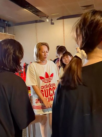 Mavis瑪菲司 on Instagram: "第一個直播主坐雲霄飛車坐到哭 我真的是連海盜船都不坐的人～ 現在要我坐世界上最快的法拉利雲霄飛車？！ 而且沒有人回答我：到底有沒有360度藍 還是推薦來的人ㄧ定要坐ㄧ下 5秒內衝到時速240！完全沒有任何思考空間！ 而且每個人要戴護目鏡諒 （因為速度太快） 很開心我重生了！ 我覺得我還是好好賣東西就好～沈沈沈"