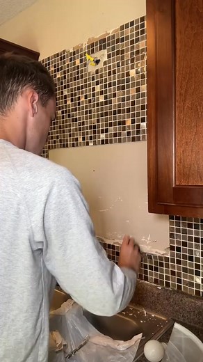 𝑻𝒉𝒊𝒔 𝒊𝒔 𝒇𝒐𝒓 𝒂𝒍𝒍 𝒐𝒇 𝒚𝒐𝒖 𝒘𝒉𝒐 𝒕𝒉𝒊𝒏𝒌 𝒚𝒐𝒖 𝒌𝒏𝒐𝒘 𝒆𝒗𝒆𝒓𝒚𝒕𝒉𝒊𝒏𝒈!!! 😏 Do you know how long it would have taken to remove each individual tile without damaging the drywall? It’s way easier to tear both the tile and drywall off together and redo the drywall. 𝑾𝒆’𝒅 𝒔𝒑𝒆𝒏𝒅 𝒎𝒐𝒓𝒆 𝒕𝒊𝒎𝒆 𝒊𝒏 𝒓𝒆𝒑𝒂𝒊𝒓 𝒕𝒉𝒂𝒏 𝒋𝒖𝒔𝒕 𝒔𝒕𝒂𝒓𝒕𝒊𝒏𝒈 𝒇𝒓𝒆𝒔𝒉! 𝐏𝐒: Have you ever tried tackling a renovation project? What’s your trick to making it easier? Let’s talk in 