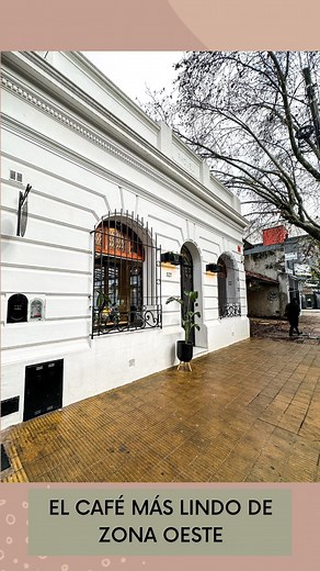 Ludmila Danna | Comer en Buenos Aires on Instagram: "EL CAFÉ MÁS LINDO DE ZONA OESTE ☕️ Se trata de @vert_plantasdeco 😍 queda sobre Bolivar y ni te imaginas el espacio que tiene adentro ✨ Es cafetería, venden plantitas y cosas de deco. Tiene un salón súper amplio y luminoso, además de un patiecito ideal para los días de ☀️. Esta vez no fui a comer, pero puedo decirles que el café estaba deli y… que los laminados y tortas se veían muy pero MUY bien 🤩. Datos: Hay opciones sin TACC! 🔥 Las tortas