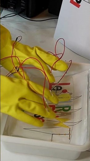 Il fait de la musique avec de l'électrochimie ! #chimie #electrochemistry #music #harrypotter #piano