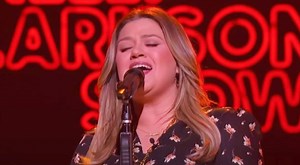 Kelly Clarkson Showcases Her Version Of "A Broken Wing" By Martina McBride