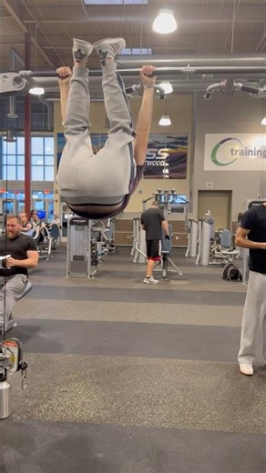 Hanging Leg Raises Mode: ON 💪🔥 Core day at the gym