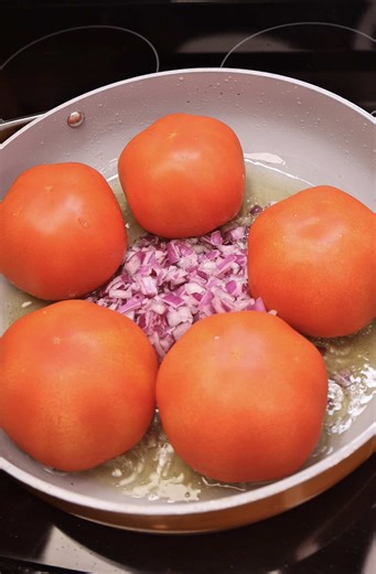 🍅🧀 Cheesy Tomato Pasta POV: you wanted comfort food but still needed flavor 😮‍💨🍅 Cheesy tomato pasta Cajun shrimp = elite. Full written recipe is now live on Substack! 🫶🏽💕 Link in bio ⬆️