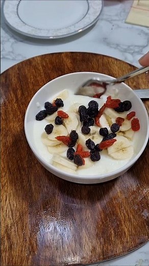 Easy Yogurt Breakfast Bowl Recipe With Blueberry, Banana & Goji Berry