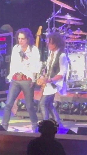 Joe Perry with the Hollywood Vampires!