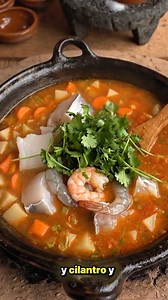 Preparé caldo de pescado con camarón en salsa de chile guajillo. Se sirve bien calientito, acompañado de limón, tortillas calientitas y un vaso de agua de limón. Ideal para disfrutar en familia #reelsvideoシ #reelsviralシ #recetas #paratiiiiiiiiiiiiiiiiiiiiiiiiiiiiiii | Violeta Glow