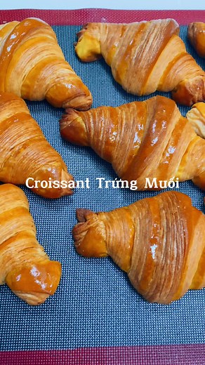 Bánh Croissant Trứng Muối Từ Le Bon Croissant