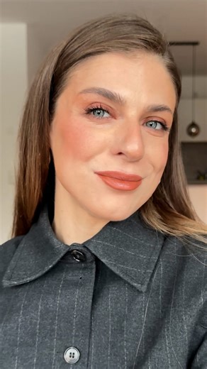 Holiday makeup that’s not quite magic, but definitely mistake-proof. @celiaprice wears: –Dual-Ended Long-Wear Cream Shadow Stick in Glazed Pink/Clove –Smokey Eye Mascara –Lip Pencil in Nude –Limited-Edition Luxe Lipstick in Maple #BobbiBrown | Bobbi Brown Cosmetics