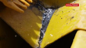 VIDEO - Wari uzi ko Coltan yo mu Rwanda ikunzwe cyane ku isoko mpuzamahanga kurusha iyo mu bindi bihugu? Iyo mu Rwanda ikilo kigura Amadolari 70 mu gihe iyo mu bindi bihugu harimo na DR Congo igura Amadolari ya Amerika ari hagati ya 20-30 ku Kilo. Kigali Today yasuye ikirombe cya Rukaragata muri Ngororero aho bacukura bakanatunganya Coltan na Cassiterite benshi bazi nka Gasegereti. Ku munsi batunganya Coltan igera ku bilo 480 n’ibilo 380 bya Gasegereti. | KT Radio