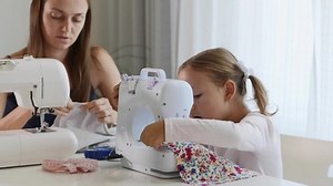 Girl Using Small Sewing Machine Woman : vidéo de stock (100 % libre de droit) 1036980458 | Shutterstock