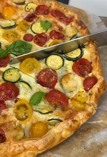 Torta salata super easy 🍅🥒 Ingredienti: 1 Zucchina 2 confezioni di Pomodorini 1 uovo Pasta sfoglia Caciocavallo e scamorza affumicata ✨Taglia pomodorini e zucchine e condisci con olio sale e spezie a piacere ✨ fai uno strato sulla pasta sfoglia (dopo aver bucherellato la superficie con la forchetta) di scamorza e/o caciocavallo e poi aggiungi pomodorini e zucchine. ✨Spennella i bordi con l’uovo e quello avanzano aggiungilo alla torta ✨Cottura: 30 min 180 gradi forno statico #ricette #ricettefa