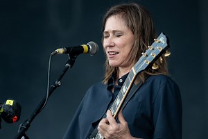 Kim Deal kündigt Soloalbum für November an & teilt Single