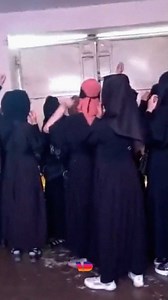 I talebani stanno reprimendo e ostacolando le proteste delle donne afghane: giovani e adulte sono tornate a manifestare dopo l’attentato di venerdì 30 settembre, in una scuola di un quartiere di Kabul con una forte presenza della minoranza Hazara. In quell’occasione sono morte più di 50 persone (la stima delle vittime è salita negli ultimi giorni), soprattutto studentesse che si stavano preparando per l’esame di ammissione all’università. #vdnews #afghanistan | VD