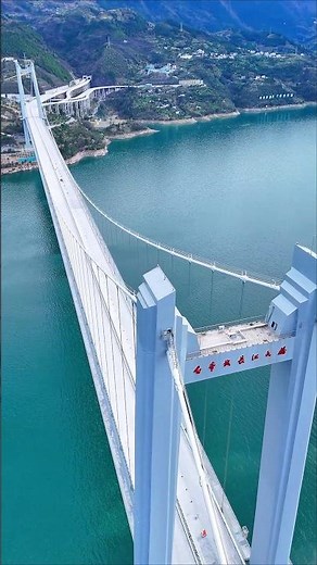 This Bridge Floats Above the Yangtze 😱 China’s Baidicheng Mega Project