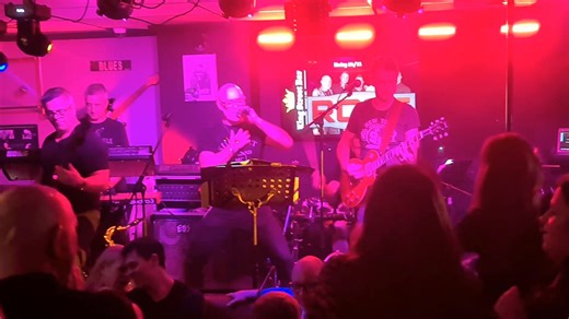 🤘😜🎸🎶🎵🎶🎵 Stämningen i topp och lyfter taket med ROST på King Street Bar | King Street Bar