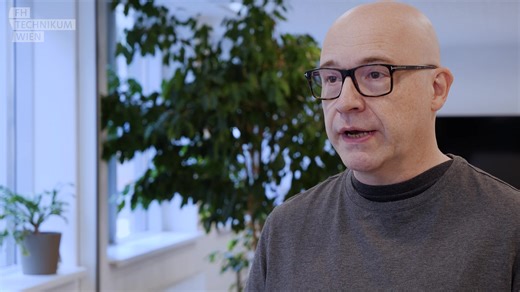 Geballte Technikum-Power bei CSS Computer-Systems-Support GmbH 🤩💪 🎥 Im ersten Alumni-Video unserer neuen Staffel stellen wir Sven Schweiger vor. Er war Student des ersten Studiengangs am Technikum und heute ist er Gesellschafter, Gründer und Geschäftsführer des CSS Software-Teams in Wien💻👏 Im Unternehmen arbeiten zirka 80-90% Absolvent*innen der FH Technikum Wien, zwei davon sind auch im Video zu sehen 🫶👩‍🎓👇 | FH Technikum Wien