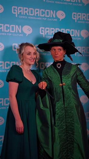 Mentre aspettiamo che si aprano nuovamente le porte,🚪ecco un breve recap di Evanna Lynch a Gardacon 🫶 👉 Durante tutta la giornata ha incontrato tantissimi di voi, nelle sessioni di Meet & Greet dedicate. 🎤 Di pomeriggio, abbiamo assistito a un’intervista Q&A sul palco, in cui abbiamo scoperto come è nata la sua carriera e qual è la sua opinione da Potterhead. Vi aspettiamo oggi per altre magie 🪄 | Gardacon