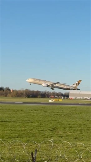 Etihad Airways Boeing 787 -9 Dreamliner on the way to Abu Dhabi #dreamliners #manchesterairport