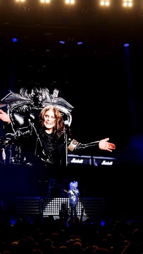 Def Leppard rindió homenaje a Ozzy Osbourne durante su concierto en Saratoga Springs, Nueva York, el 22 de julio de 2025, interpretando la canción de Black Sabbath, "Changes" | Behind the Songs